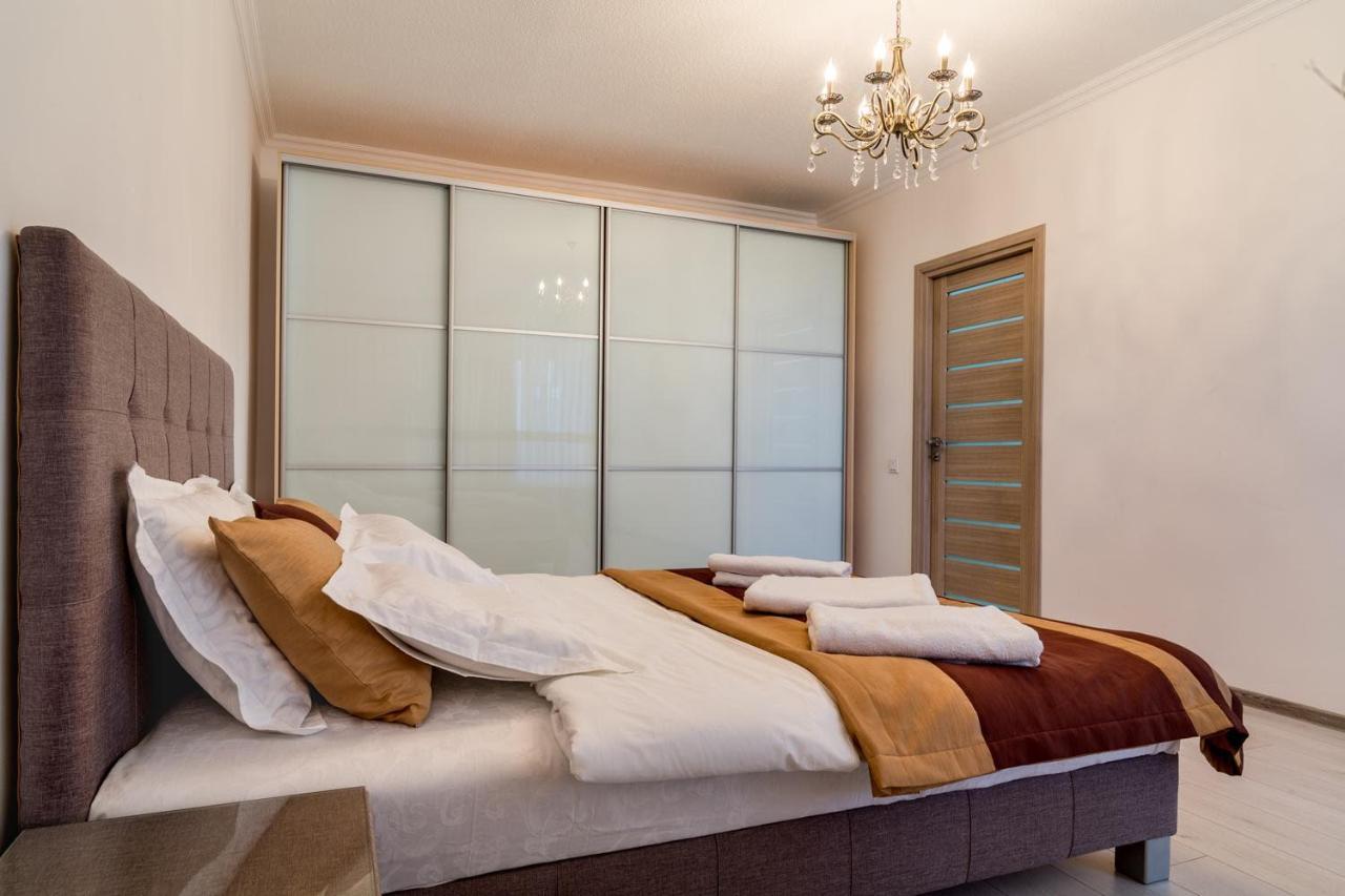 Apartment Lux 3-bedroom In Area *